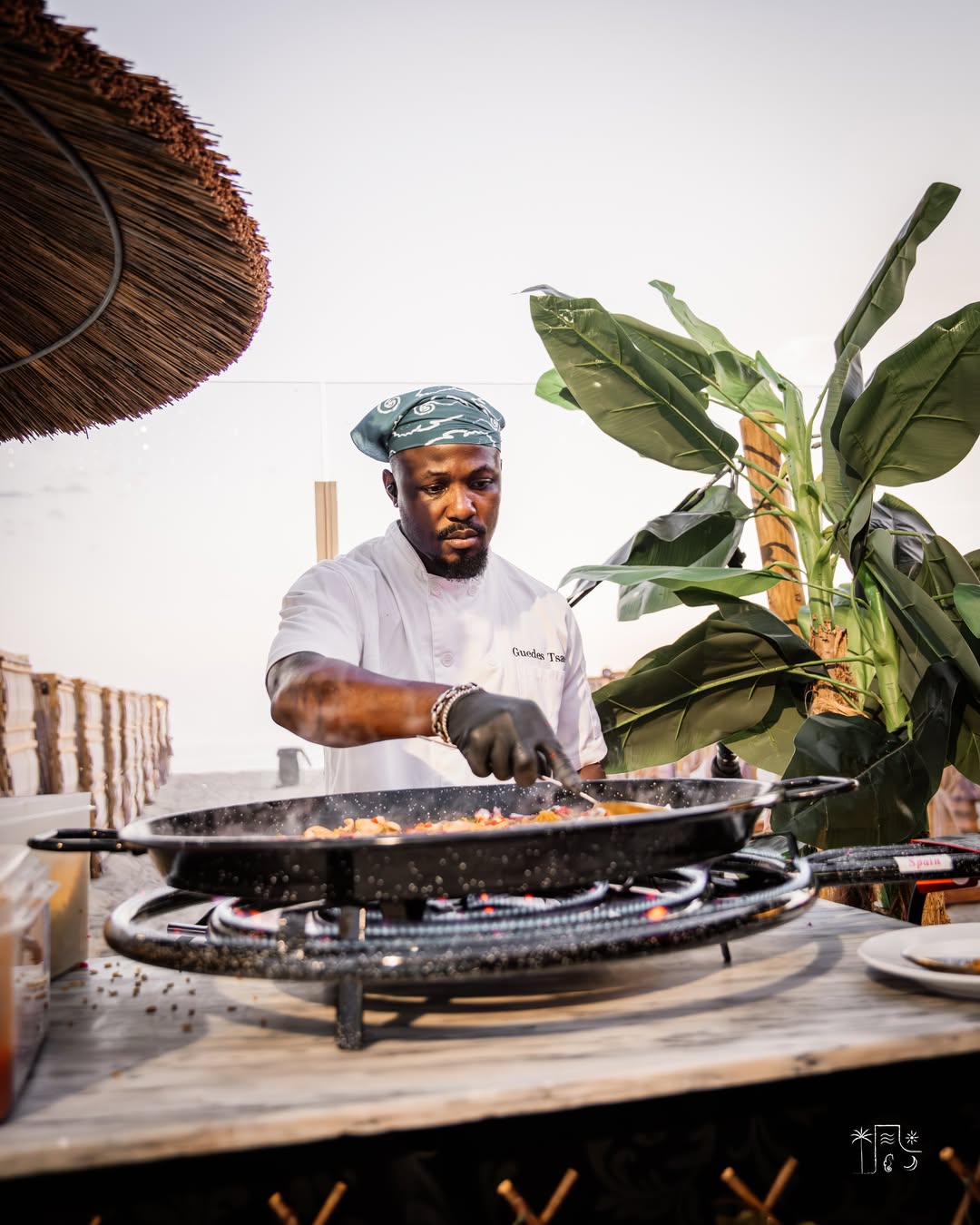 Chef em show cooking na praia