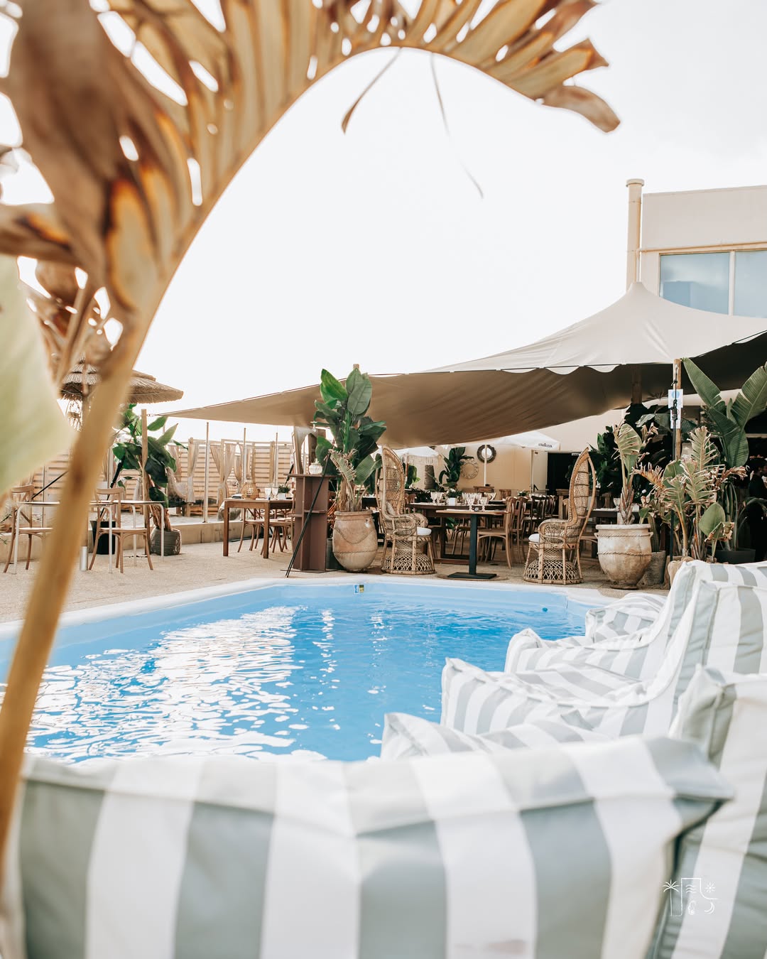 Piscina exterior com espreguiçadeiras
